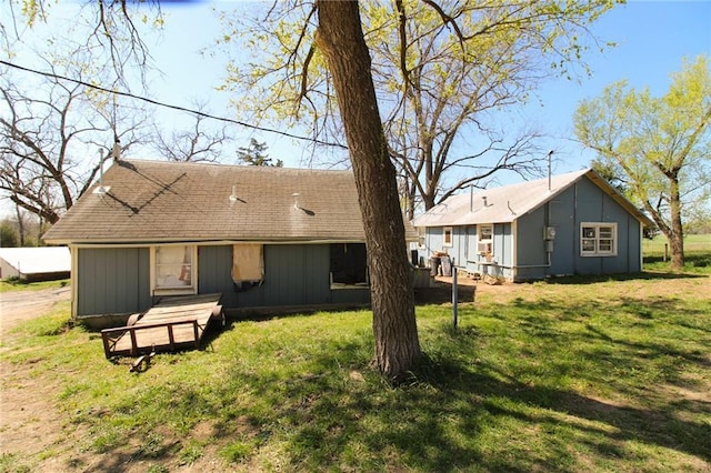 25388 Chieftain Rd, Lawrence, KS 66044 - rear view of house with roof with shingles and a lawn