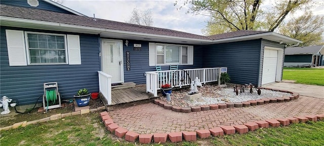 1463 Missouri Rd, Iola, KS 66749 - back of property with a garage and driveway