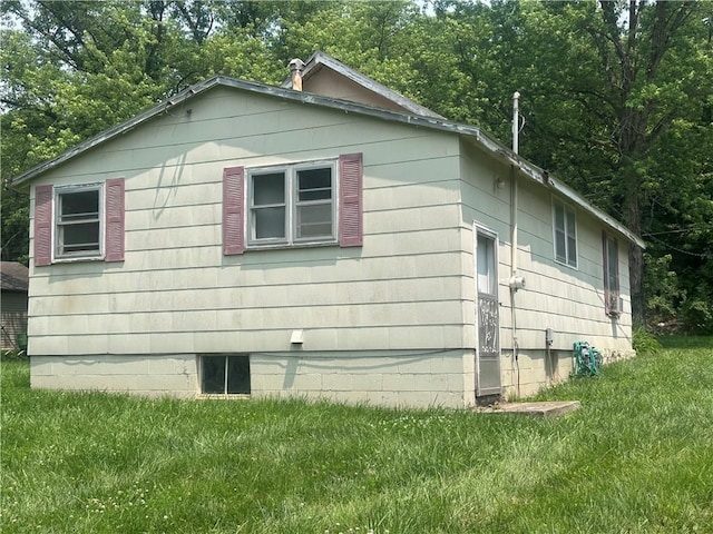 218 S Kent St, Excelsior Springs, MO 64024 - view of side of home featuring a lawn