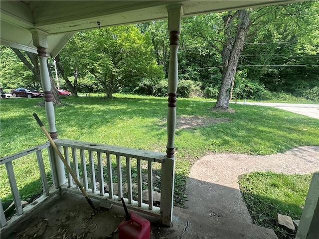 218 S Kent St, Excelsior Springs, MO 64024 - view of grassy yard with a porch
