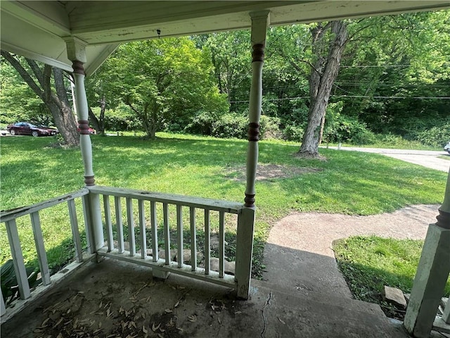 218 S Kent St, Excelsior Springs, MO 64024 - porch featuring a yard