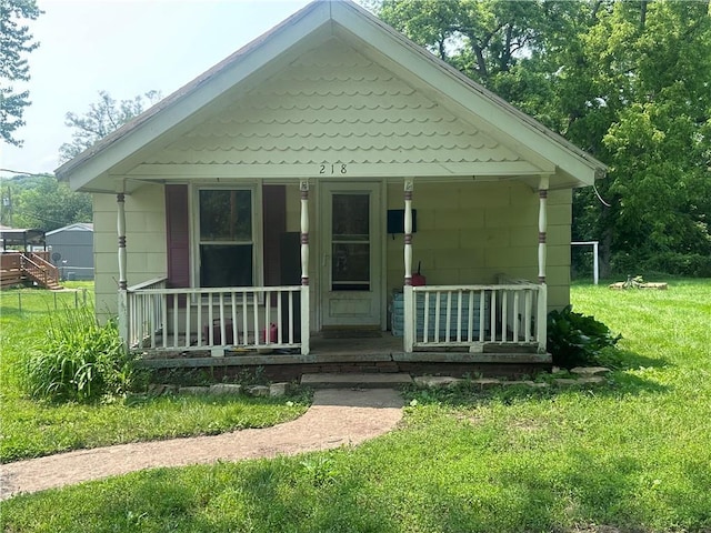 218 S Kent St, Excelsior Springs, MO 64024 - view of front of property featuring covered porch and a front yard
