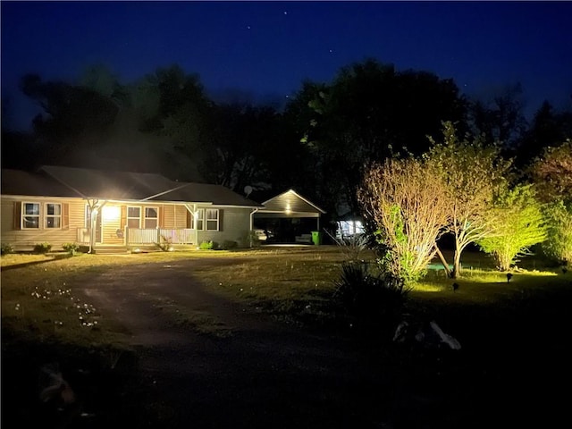 view of front of property with dirt driveway