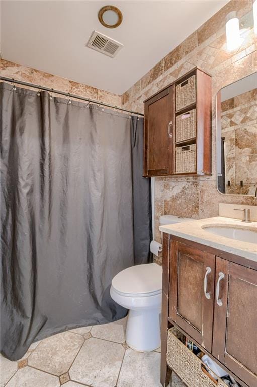 full bathroom featuring vanity, toilet, and curtained shower