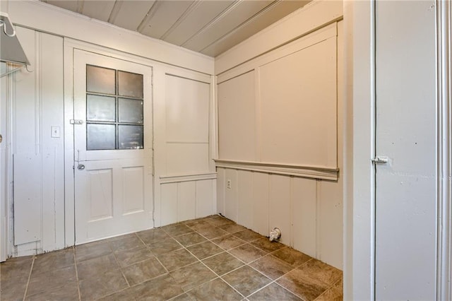 entryway with a decorative wall