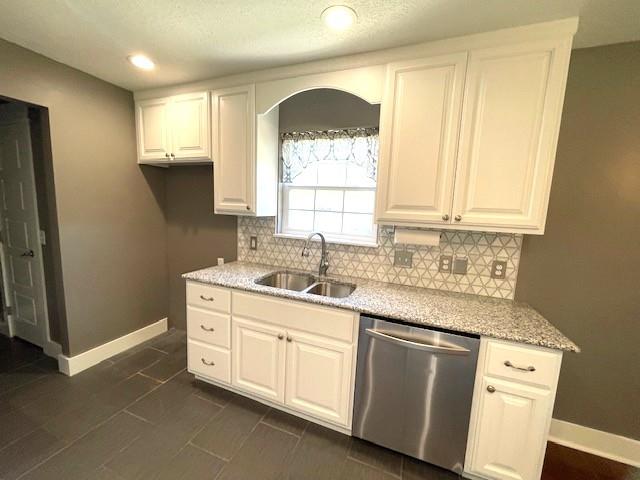 3106 Mill Ct, Pittsburg, KS 66762 - kitchen featuring stainless steel dishwasher, a sink, baseboards, backsplash, and recessed lighting