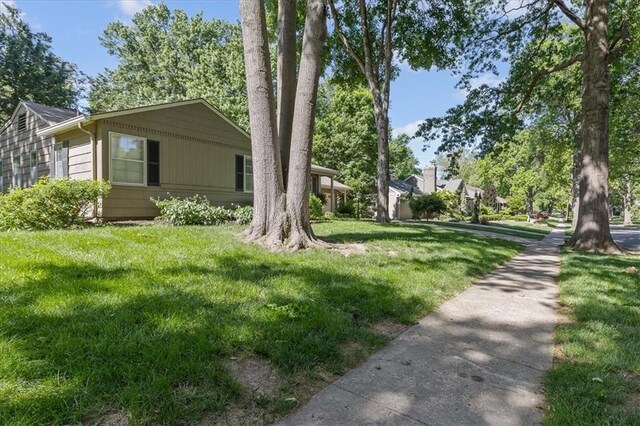 1215 W 69th Ter, Kansas City, MO 64113 - view of front of property featuring a front yard