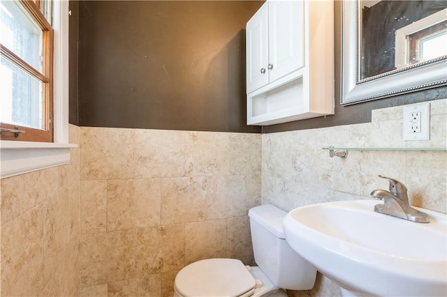 5431 Switzer Rd, Merriam, KS 66203 - bathroom with tile walls