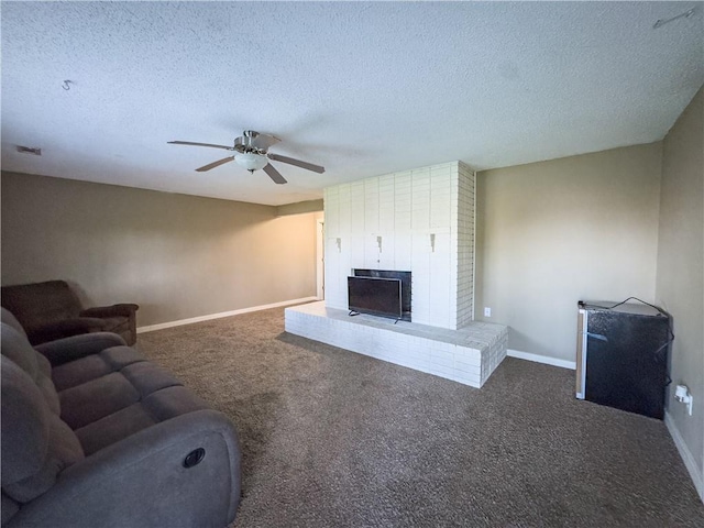 living area featuring a textured ceiling, a ceiling fan, visible vents, carpet floors, and baseboards