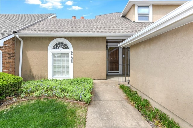 9738 Nieman Pl, Overland Park, KS 66214 - doorway to property featuring a shingled roof and stucco siding