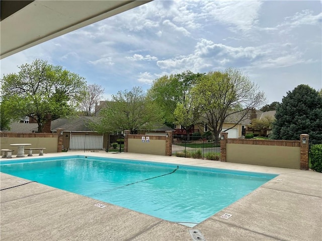 9738 Nieman Pl, Overland Park, KS 66214 - community pool featuring fence
