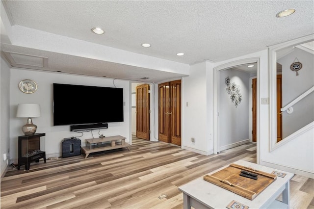 5101 NW Downing St, Blue Springs, MO 64015 - living area featuring a textured ceiling, light wood-style flooring, baseboards, and recessed lighting