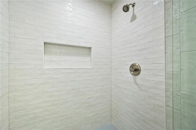 bathroom featuring a tile shower