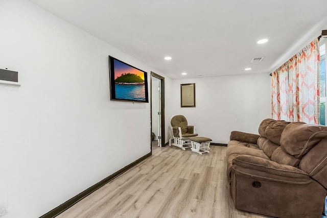 living room with light wood finished floors, baseboards, recessed lighting, and visible vents
