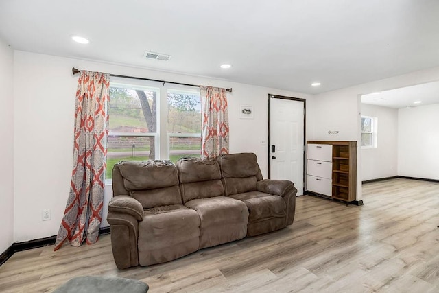 living room with recessed lighting, baseboards, visible vents, and light wood-style flooring