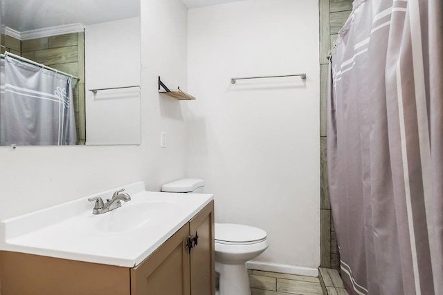 bathroom with toilet, vanity, curtained shower, and baseboards