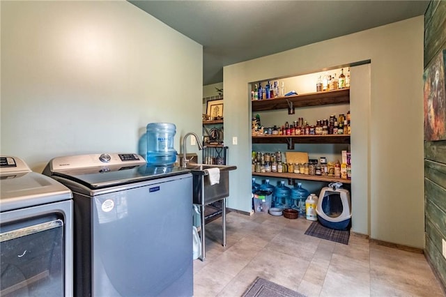 185 SW 51st Rd, Warrensburg, MO 64093 - clothes washing area featuring washing machine and clothes dryer and a dry bar