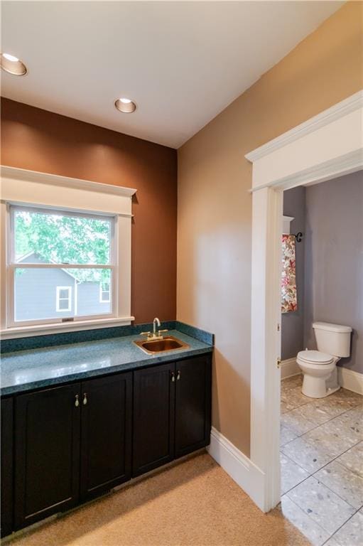 603 N 5th St, Atchison, KS 66002 - full bath featuring toilet, baseboards, vanity, and recessed lighting