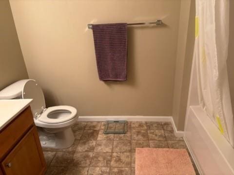 full bath with shower / bath combination with curtain, toilet, vanity, and baseboards