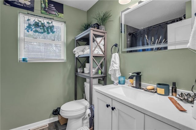 full bathroom featuring a shower with curtain, toilet, visible vents, baseboards, and vanity