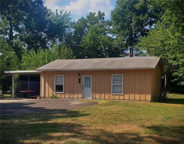 507 E Monroe St, Pittsburg, KS 66762 - view of front facade with board and batten siding, a front lawn, and fence