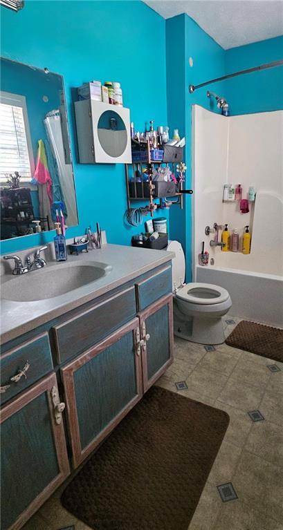 507 E Monroe St, Pittsburg, KS 66762 - bathroom featuring shower / bath combination with curtain, toilet, and vanity