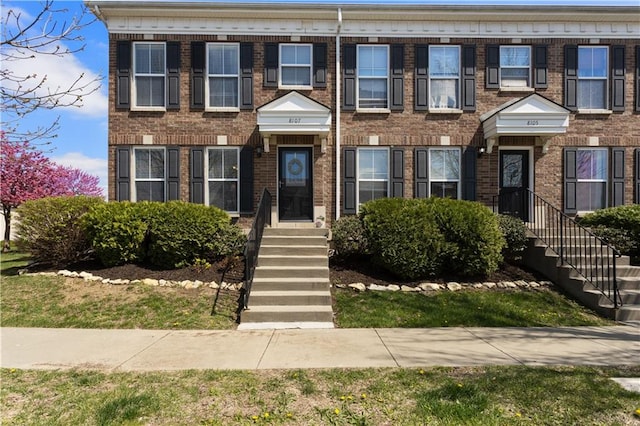 view of front facade featuring brick siding