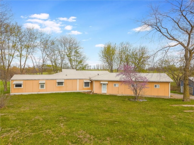 20 SE E Hwy, Trenton, MO 64683 - rear view of house featuring a yard