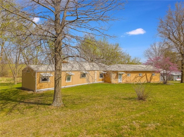20 SE E Hwy, Trenton, MO 64683 - view of front facade featuring a front yard