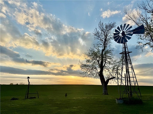 view of home's community featuring a yard