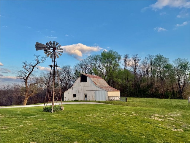 view of yard featuring an outbuilding and a barn