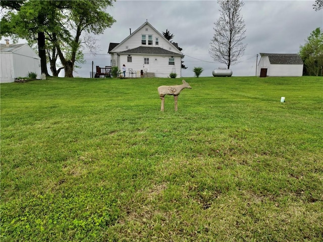 view of yard with an outbuilding
