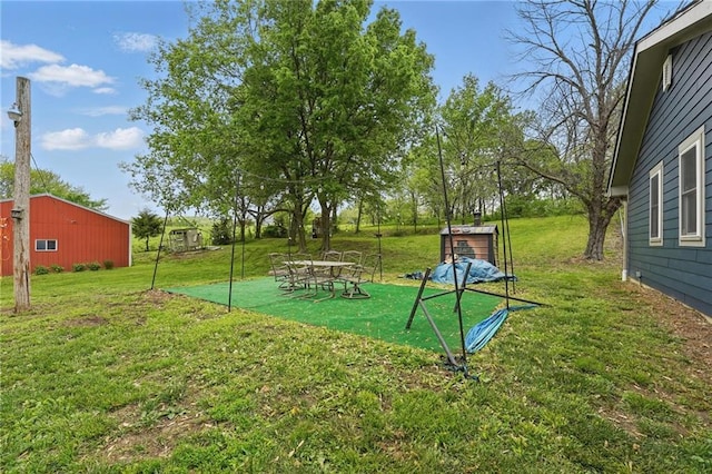 view of yard with an outdoor structure
