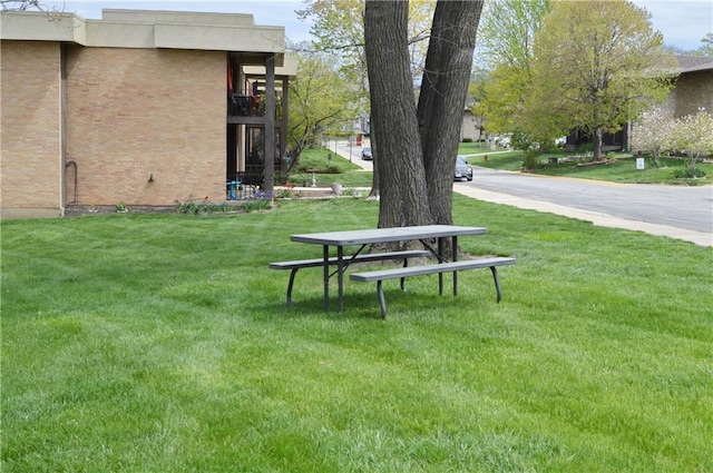 464 W 104th St Unit A, Kansas City, MO 64114 - view of community featuring a yard