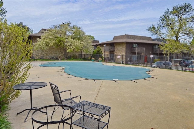 464 W 104th St Unit A, Kansas City, MO 64114 - community pool with fence and a patio