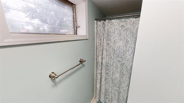 11706 W 69th St, Shawnee, KS 66203 - bathroom with curtained shower