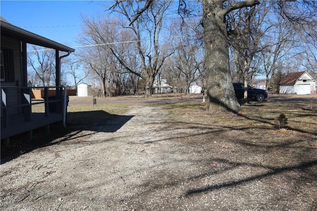 view of yard with an outbuilding