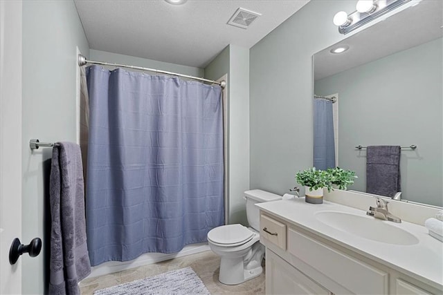 full bathroom with vanity, toilet, curtained shower, and visible vents