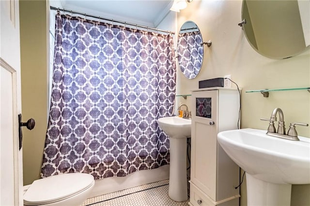 401 E Jackson St, Windsor, MO 65360 - full bathroom with tile patterned floors, a sink, toilet, shower / tub combo with curtain, and crown molding