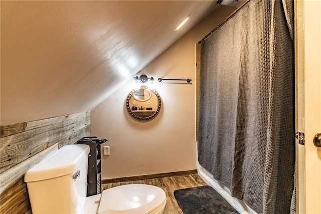 401 E Jackson St, Windsor, MO 65360 - full bathroom featuring lofted ceiling, toilet, a shower with curtain, and wood finished floors