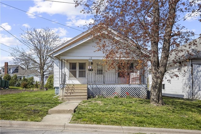 707 E 8th St, Trenton, MO 64683 - bungalow featuring a porch and a front lawn