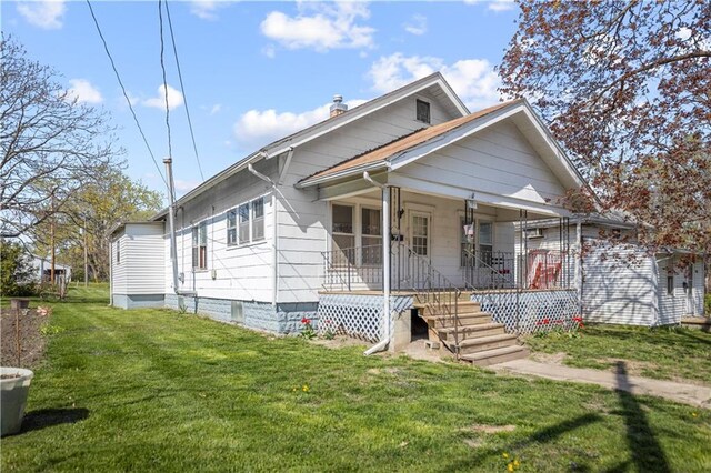 707 E 8th St, Trenton, MO 64683 - bungalow with a front yard and covered porch