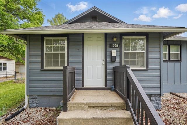view of front of property featuring a shingled roof