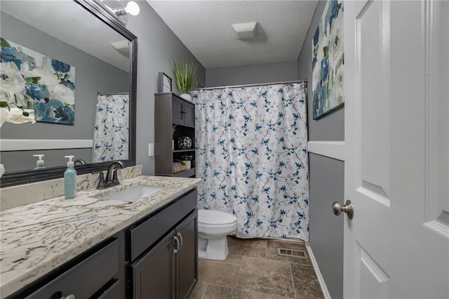 full bathroom with toilet, vanity, baseboards, a shower with curtain, and a textured ceiling