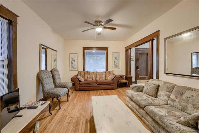 living area featuring plenty of natural light, light wood finished floors, and a ceiling fan