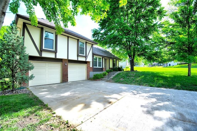 tri-level home featuring brick siding, driveway, stucco siding, an attached garage, and a front yard