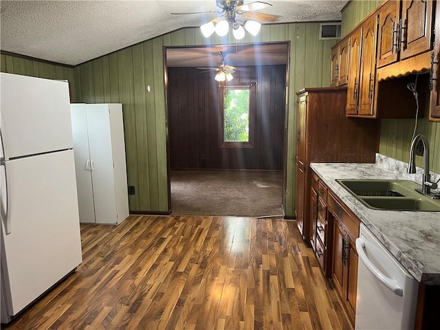 kitchen with a ceiling fan, a textured ceiling, visible vents, a sink, and white appliances