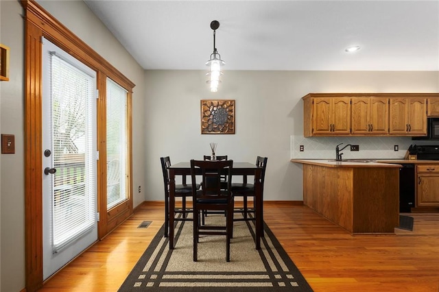 dining space featuring recessed lighting, baseboards, visible vents, and light wood-type flooring