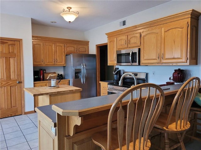 30994 W 98th St, De Soto, KS 66018 - kitchen with appliances with stainless steel finishes, a peninsula, and a kitchen bar