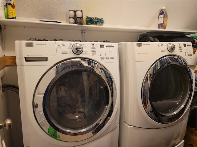 30994 W 98th St, De Soto, KS 66018 - laundry area featuring washing machine and dryer